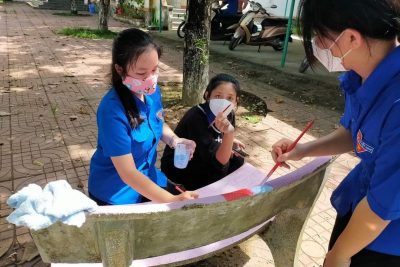Hoạt động hè của chi đoàn: “❤Thay màu áo mới cho ghế đá❤”